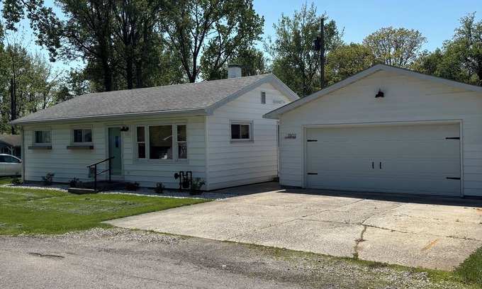 Bay View House | Charming 3-bedroom home in Sandusky -Bay View- new deck, close to Cedar Point!