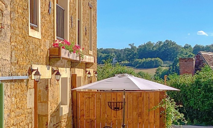 Anlhiac House | Charming 3-bedroom house with WiFi in NarthiacnLa Maison Galloise-Honeysuckle