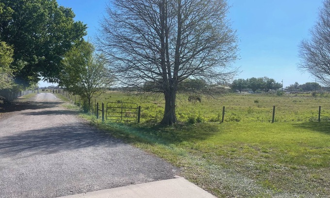 Sebring House | Charming 3-bedroom house with AC and WiFi in delightful Sebring on 10 acres.