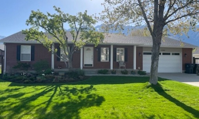 Sandy House | Charming 3-bedroom house, WIFI, hot tub, pool Table, and close to ski resorts.