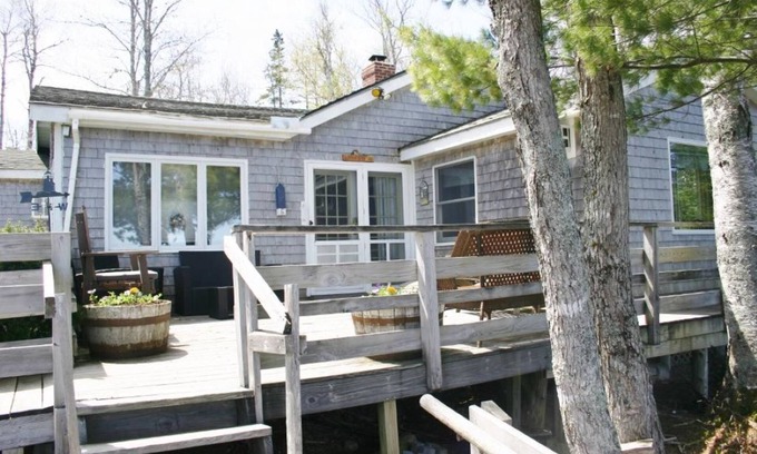 Perry Cottage | Charming 3-bedroom lake cottage in Perry with AC, and sandy beach