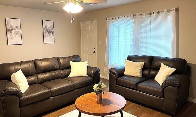 Southeast Houston House | Charming 3-bedroom single family house, family friendly in brilliant Hobby area.