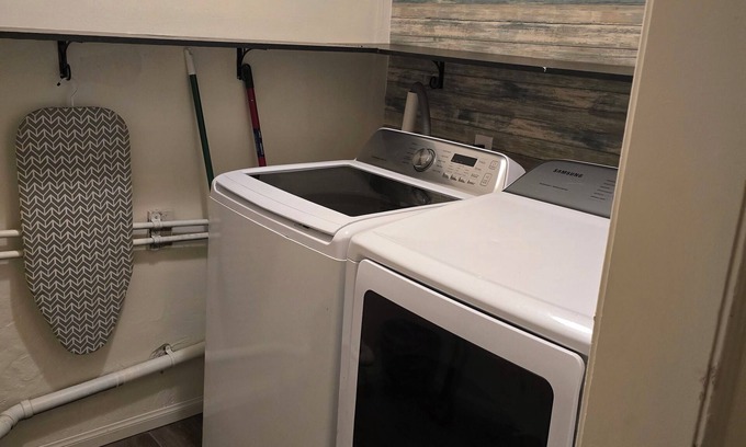 Oildale House | Charming 3-bedroom 2 Bath house with WiFi and AC/Heat and Pool in Bakersfield