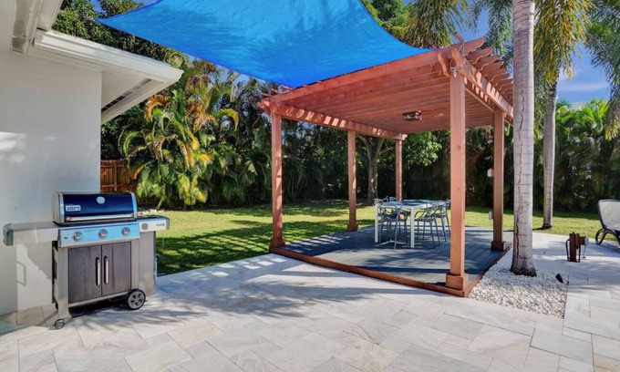 Central Business District House | Charming 3-bedroom bungalow with Heated pool in Oakland Park/Fort Lauderdale.