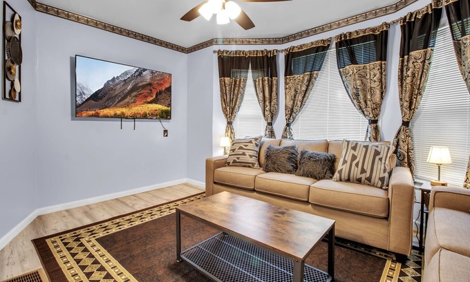 Buffalo House | Charming 3-Br House in lovely Buffalo with AC, WiFi & Free Parking