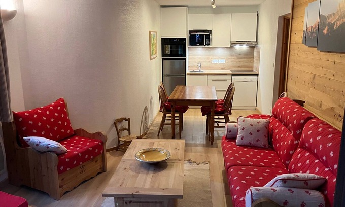 Samoens Apartment | Charming 3-room apartment with pools, sauna, parking, near village in Samoëns
