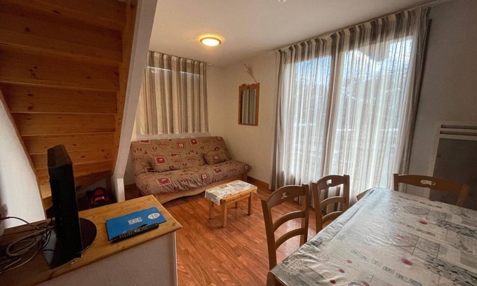 Saint-Etienne-en-Devoluy Ski Chalet | Charming 3-Room Duplex Chalet for 6, Close to Ski Slopes, Heated Pool in Superdevoluy