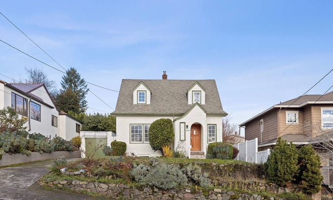 Montavilla Cottage | Charming 3BD Pet-Friendly Cottage With a Mountain View Ideal for Long Stays