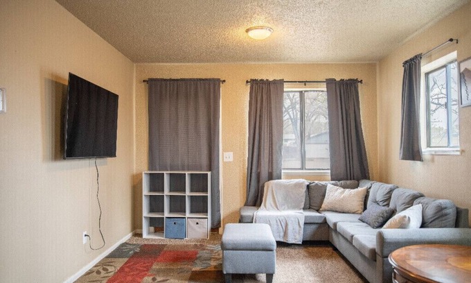 Montrose House | Charming 3bedroom 1.5bath house, AC, fitness room, WiFi, downtown Montrose, CO.