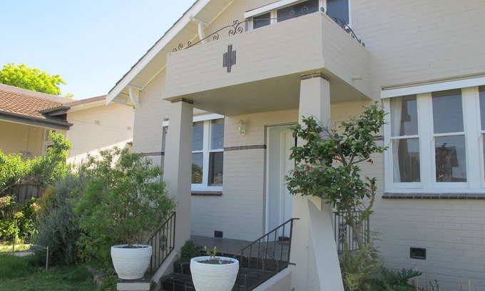 Moonee Ponds House | Charming 3BR Garden Home! Walk to Puckle Street