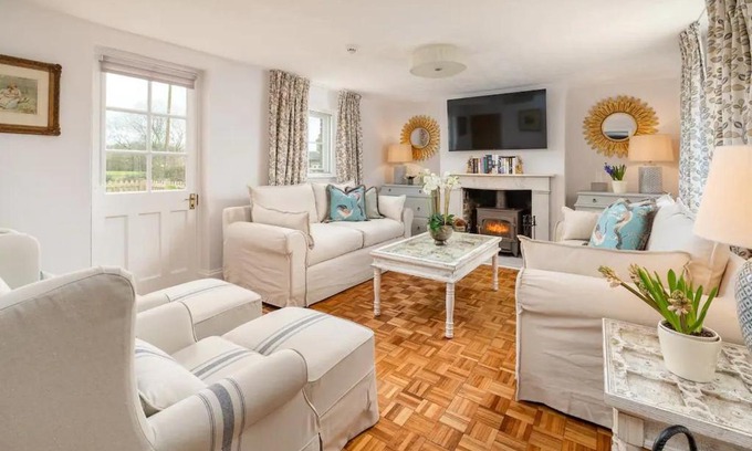Ware House | Charming 4 Bed Cottage in Herts Countryside - Pass the Keys