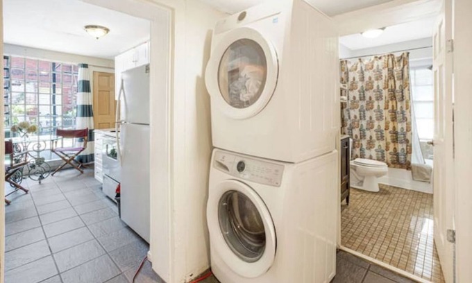 Historic Downtown Savannah Apartment | Charming 4-bedroom apartment with AC in Savannah