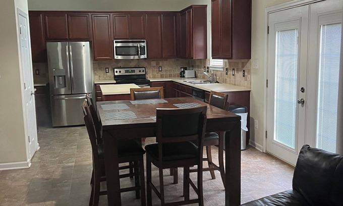 Sunset Road House | Charming 4-bedroom family home with WiFi, AC in fabulous Charlotte