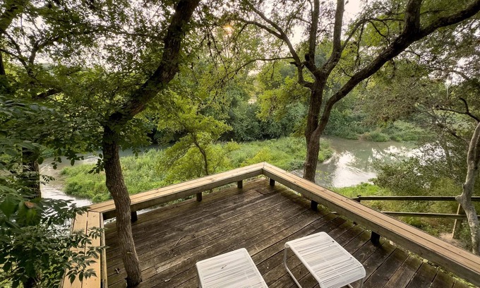 Martindale House | Charming 4-bedroom house on the river in Martindale