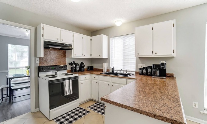 Charlotte House | Charming 4-bedroom house with Pool & Hot Tub in Charlotte