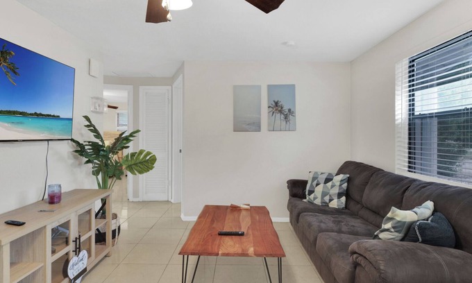 Holiday House | Charming 4-bedroom house next to beaches!