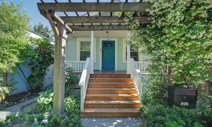 Squire Park House | Charming 4-bedroom house at Seattle University Campus