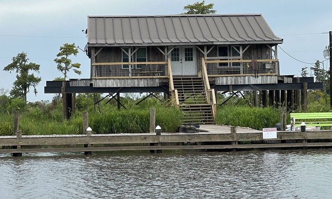 Akers House | Charming 4-bedroom house with AC, WiFi in peaceful Akers Next to the Sun Bun