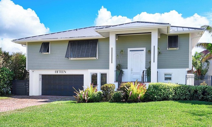 Isles of Capri House | Charming 4 bedroom, Pool, Dock, Bay View on Isles Of Capri, Naples Marco Island