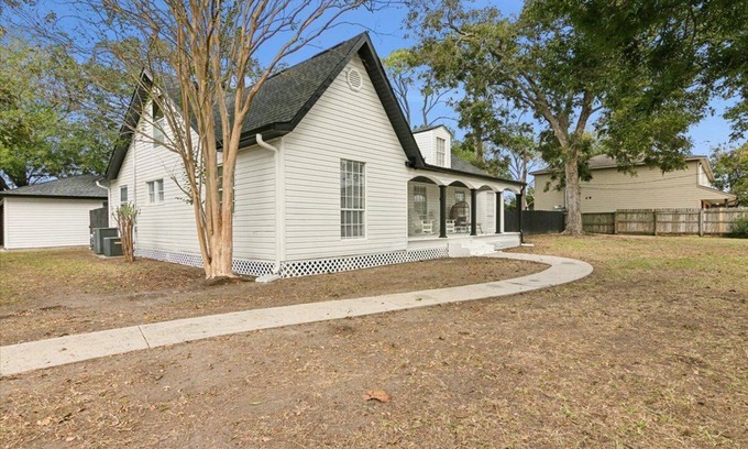 Nederland House | Charming 4-Bedroom Retreat with Pool & Modern Amenities