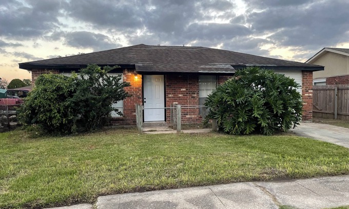 Bridge City House | Charming 4-bedroom house with WiFi and AC in Bridge City