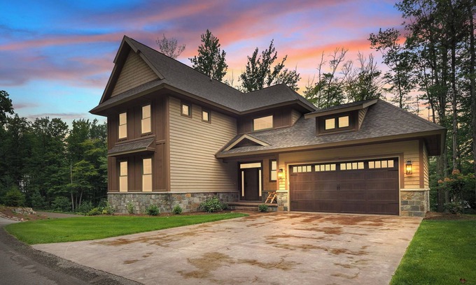 Boyne City House | Charming 7 BR home | Sleeps 17 Guests | 2 Fireplaces |New hot tub