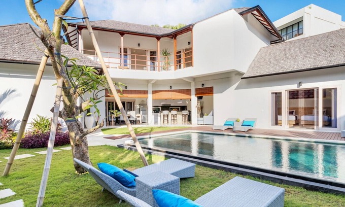 Batubelig Villa | Charming 7BR Villa W/Pool & Balcony in Bali, Bali villa 2206