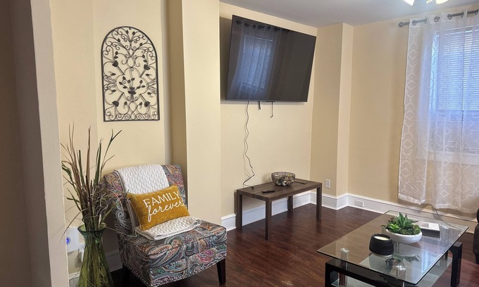 Wilmington House | Charming and Cozy 3-bedroom Row Home - Ideal for Students, Travelers & Families!