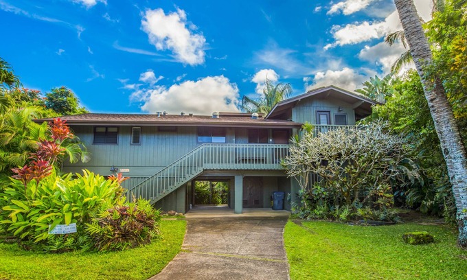 Hanalei House | Charming and Immaculate - Walkable to Beach and Town - Sleeps 10