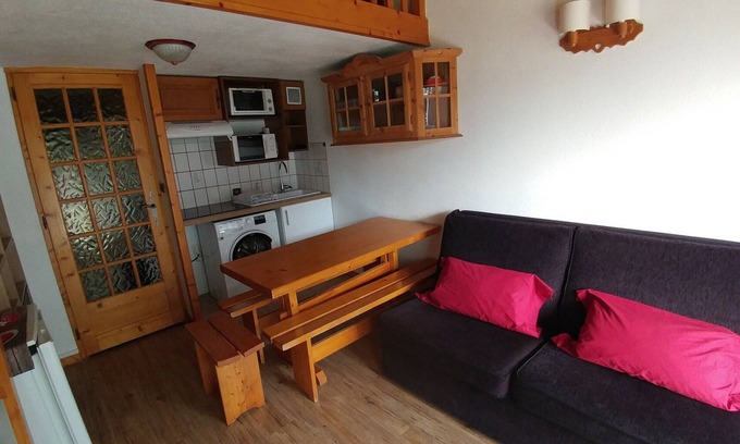 Chamonix City Centre Apartment | Charming apartment in Chamonix with balcony, pets allowed, parking