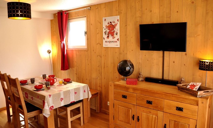 Les Deux Alpes Apartment | Charming apartment at the foot of the slopes. South-facing balcony. Private parking lot