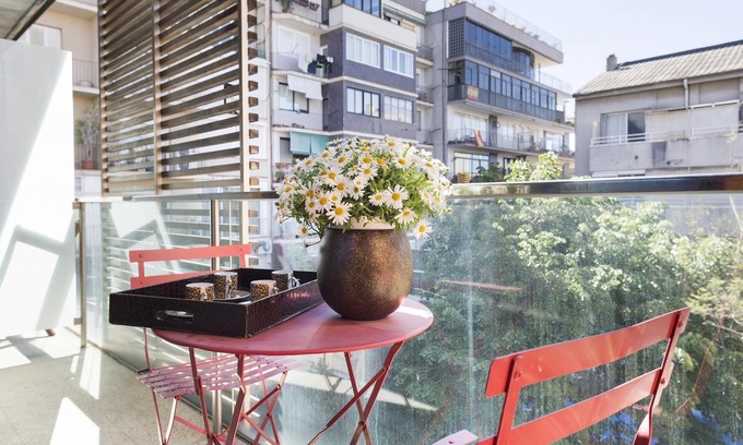 Sant Gervasi Apartment | Charming Apartment in the Center w/Balcony for 6