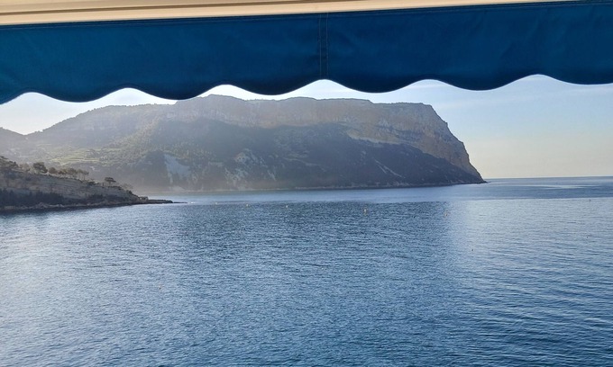Cassis Apartment | Charming apartment in Cassis - Terrace facing the sea - private access to the sea.