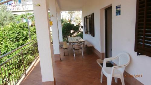 Gdinj Apartment | Charming Apartment in Gdinj + Garden
