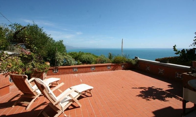 Montemarcello Apartment | CHARMING APARTMENT near Monte Marcello with Pool & Wifi. We respond 24/7