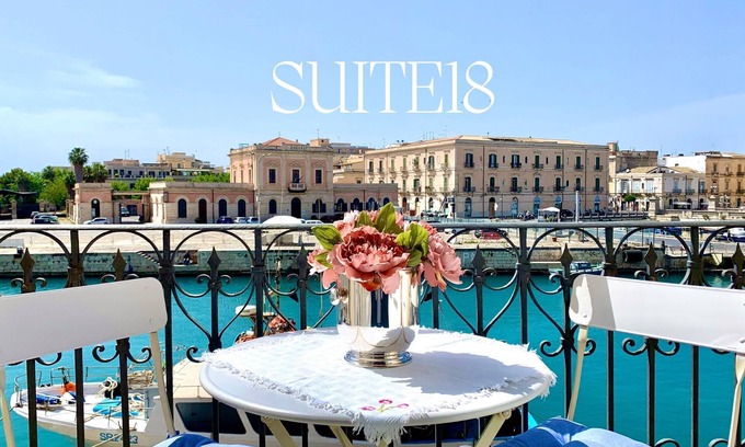 Ortigia Apartment | Charming Apartment with Sea View balcony, WiFi, Lift and 2 Bikes. Pet-friendly.