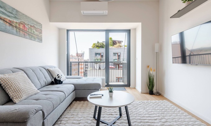 Holesovice Apartment | Charming Apartment with AC, Balcony and Parking in lovely Prague
