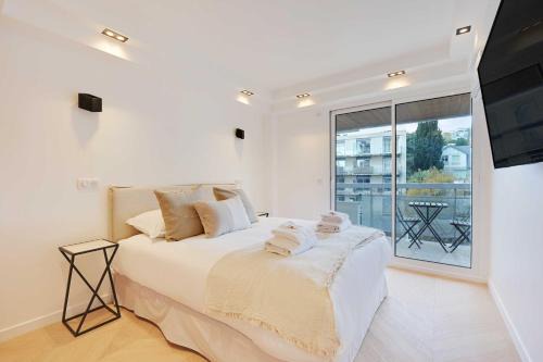 Suresnes Apartment | Charming Apt with AC & balcony
