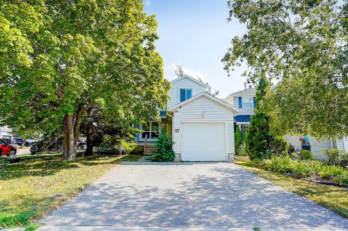 Barrie House | Charming Autumn Getaway Sleeps 6 Mins to Lake