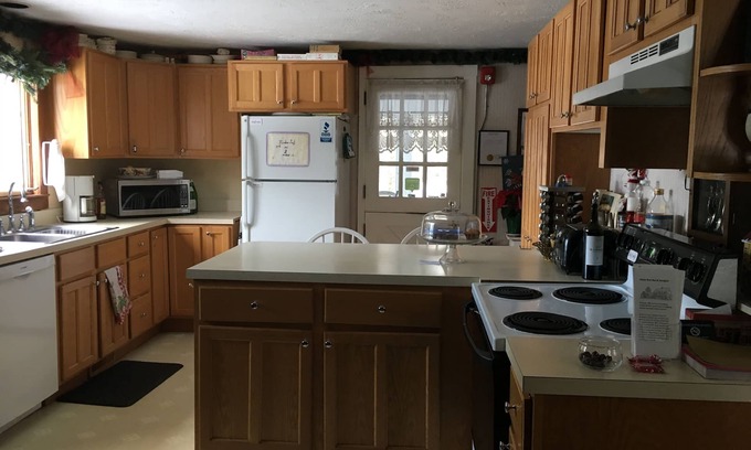 Hollis Bed & Breakfast | Charming B&B in lovely Hollis with Function Room -Rent by whole house or by Room