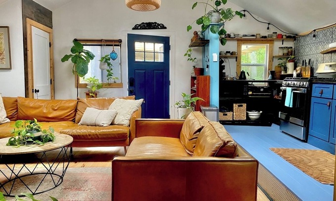 Govalle Cottage | Charming Back House . Free Bikes . Tesla Charger