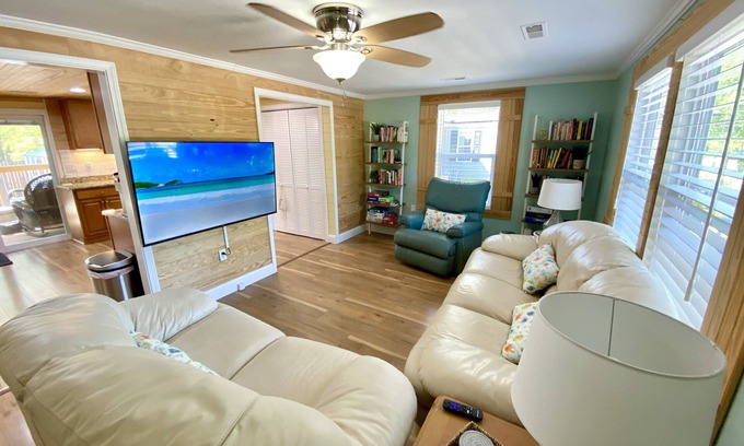 Tranquil Harbour House | Charming Beach Bungalow (9 min walk to beach)