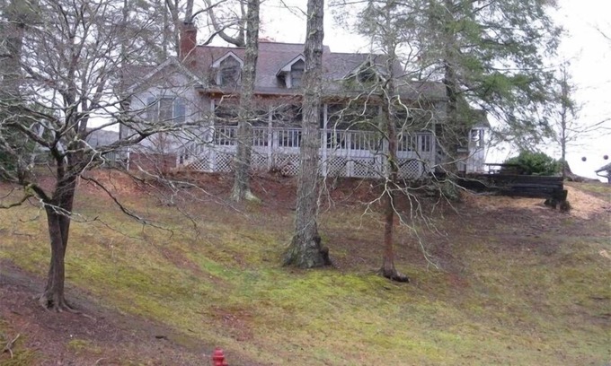 Unaka Cottage | Charming Bear Paw Cabin with Spectacular View of Lake Hiwassee