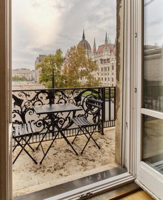 Belvaros - Lipotvaros Apartment | Charming Budapest Apartment with Parliament Views