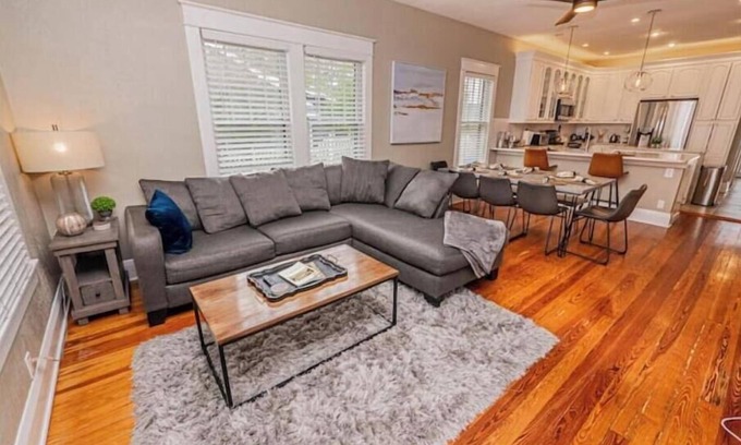 Lakeland House | Charming Bungalow steps from Lake Hollingsworthnn