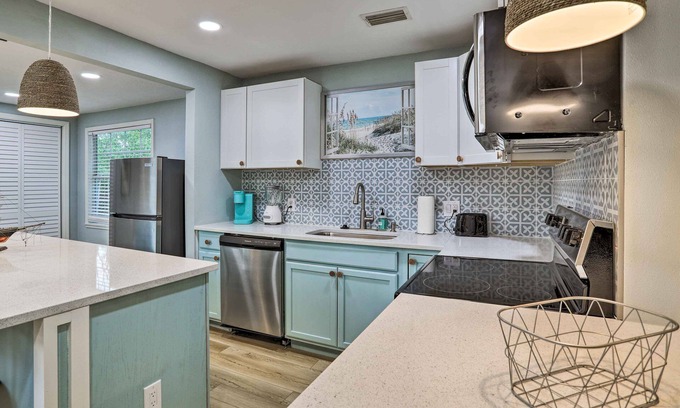 Greater Pinellas Point House | Charming Bungalow - 7 Mi to St Pete Beach!