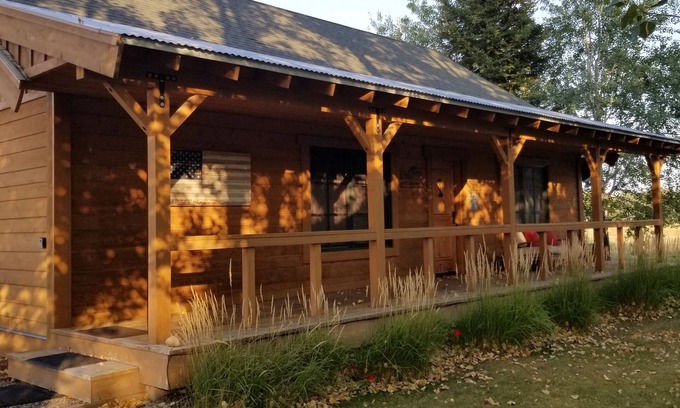 Bellevue Cabin | Charming Cabin Guest House with Views