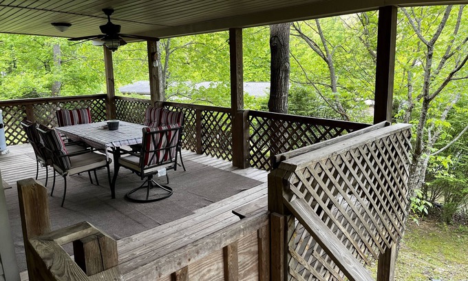 Mammoth Cave Cabin | Charming Cabin w/Loft & Covered Deck