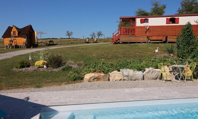 Vy-le-Ferroux Cottage | Charming Caravan with Views of the Saône Valley