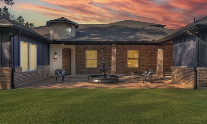 Stagecoach House | Charming Casita with Kitchen and Bath on Lake Apache in serene Stagecoach, TX